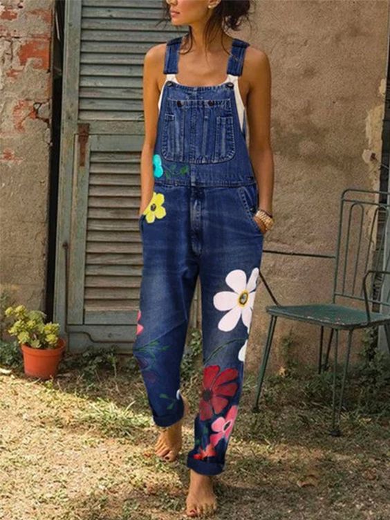 Komfortable kvinders denim jumpsuit med unikt blomsterprint, ideel til hverdag og afslappet sommerstil.