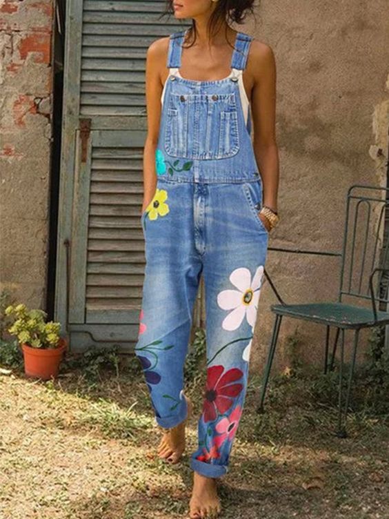 Moderne kvinde denim smækbukser med trendy blomsterprint, et must-have for en cool streetwear sommer.