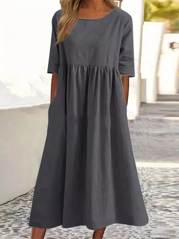 Lang, stilfuld kvinde knapkjole. Afslappet design med gennemgående knapper. En let og elegant sommer maxikjole.