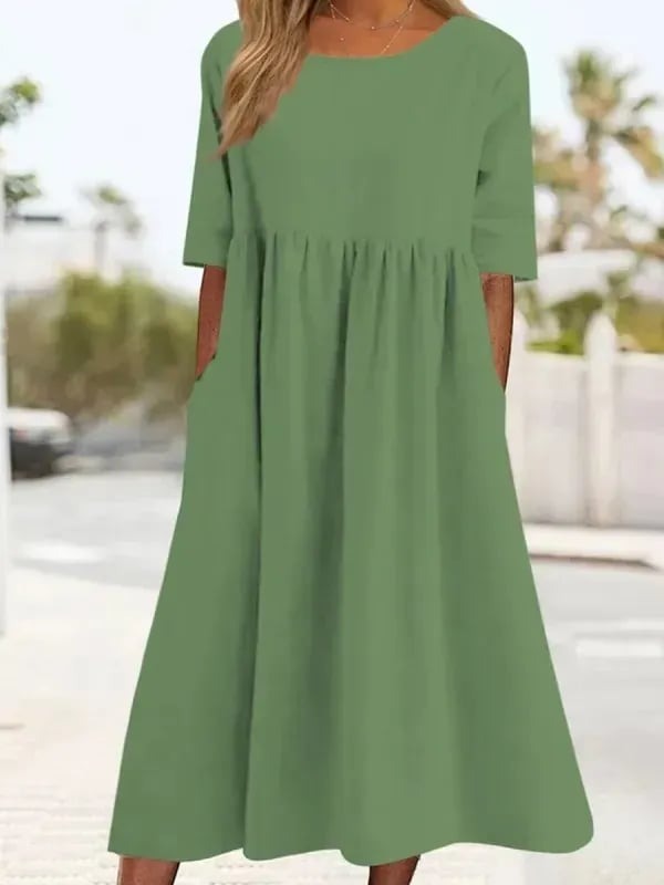 Nærbillede af let stof på en afslappet kvinde knapkjole. Elegant og feminin sommerkjole, perfekt som lang hverdagskjole.