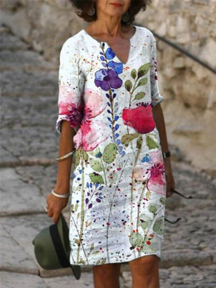 Blomstret plus size sommerkjole, elegant og behagelig til varme dage. En perfekt damekjole til fest.