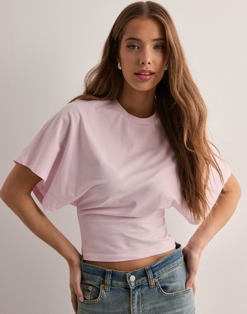 Kvinder crop t-shirt med stilrene flagermusærmer, perfekt til moderne hverdagsmode.