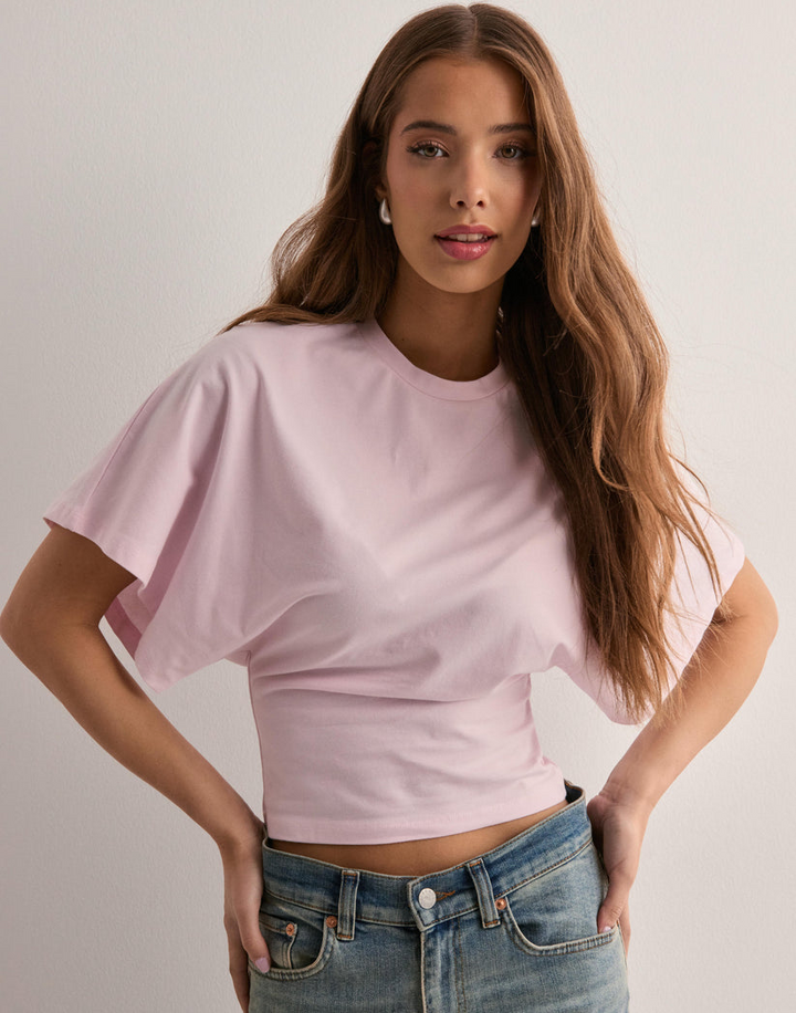 Kvinder crop t-shirt med stilrene flagermusærmer, perfekt til moderne hverdagsmode.
