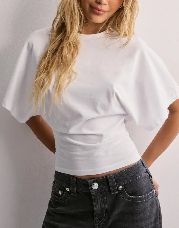 Flatterende kvinde crop top med kortærmede flagermusærmer, ideel til afslappet sommerstil.
