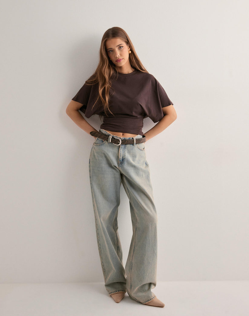Stilren og flatterende kvinders crop t-shirt med unikke flagermusærmer. Perfekt til trendy sommerlook.