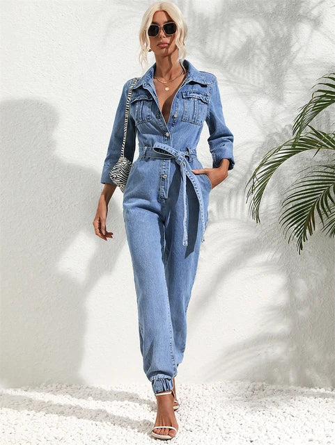Kvinder denimdragt med bælte. Elegant jeans overall i blå denim, perfekt til hverdagsbrug og stilfulde outfits.
