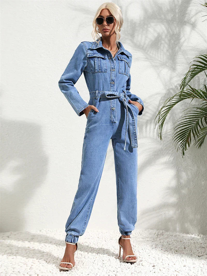 Stilfuld kvinder denimdragt med taljebælte. Modebevidst jeans overall til forår og efterår, alsidig til mange looks.