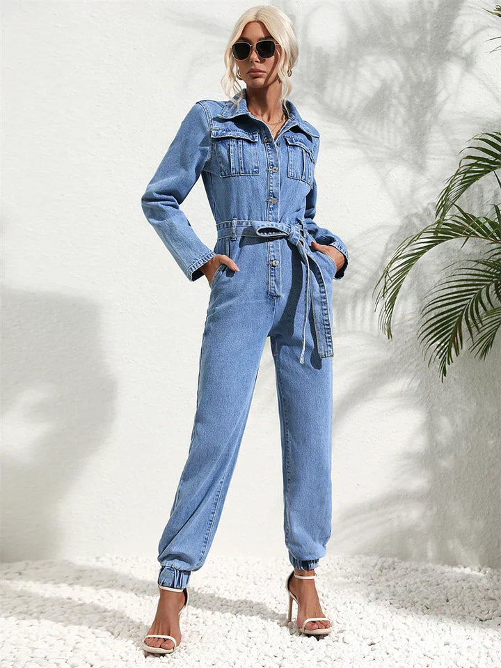 Stilfuld kvinder denimdragt med taljebælte. Modebevidst jeans overall til forår og efterår, alsidig til mange looks.