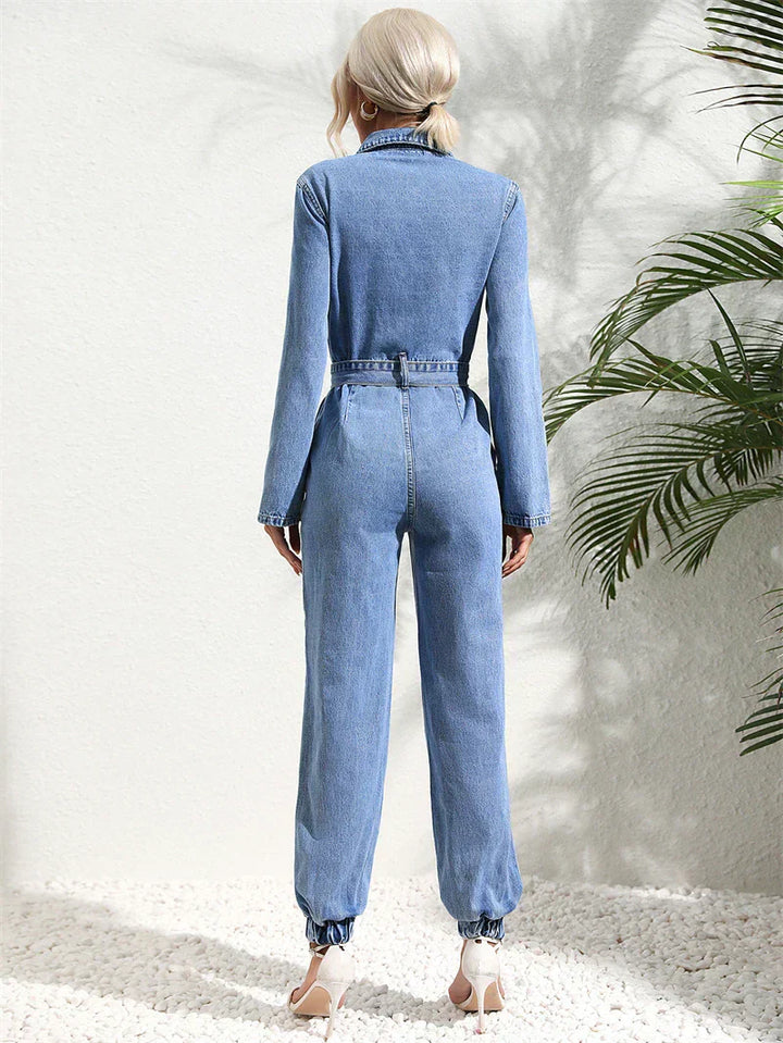 Detalje af kvinder denimdragt med bælte. Høj kvalitet jeans overall stof, behagelig og slidstærk til mange anledninger.