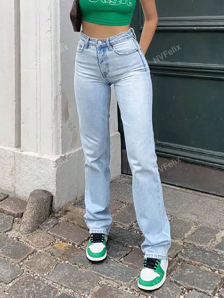 Bagfra: Højtaljede kvindejeans med lige ben, fremviser klassiske lommedetaljer for alsidig mode.