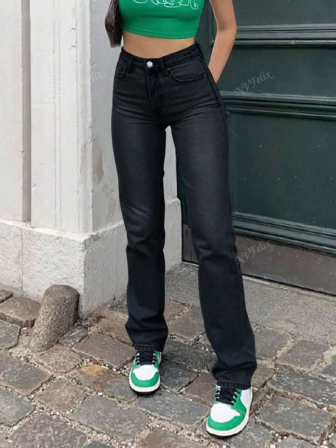 Sidedetalje af trendy højtaljede jeans til kvinder med lige ben, perfekt til moderne hverdagslook.