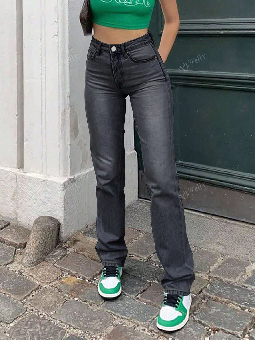 Alsidige højtaljede jeans til kvinder med lige ben, lette at style til både fest og afslappede lejligheder.