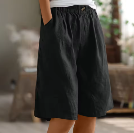 Hvidt par løse fritidsshorts til damer, klar til afslappet hverdag og solrige sommeraktiviteter.