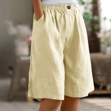 Farverige kvinde fritidsshorts med elastik i taljen, optimale som strandshorts og til sommerbrug.