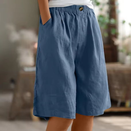 En kvinde bærer sorte, løse fritidsshorts med t-shirt, viser komfort og stil til sommeren.