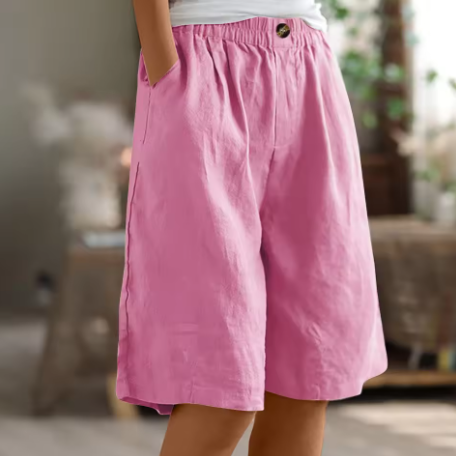 Nærbillede af blødt, åndbart stof i komfortable dameløse shorts, perfekt til varme sommerdage.