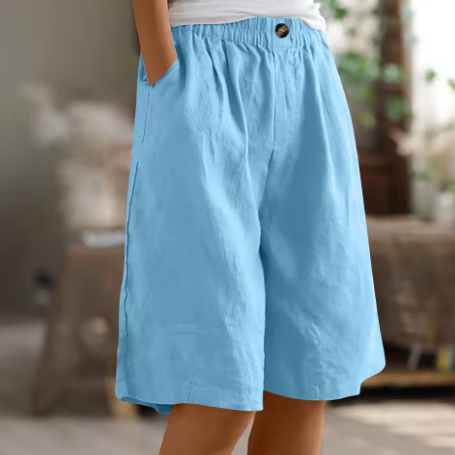 Grønne casual kvindeshorts på hvid baggrund, understreger den alsidige sommerbeklædning.