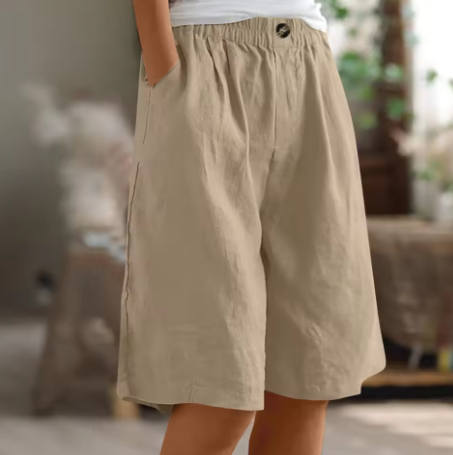 Detalje af elastik og snøre i taljen på komfortable fritidsshorts til kvinder, for perfekt pasform.
