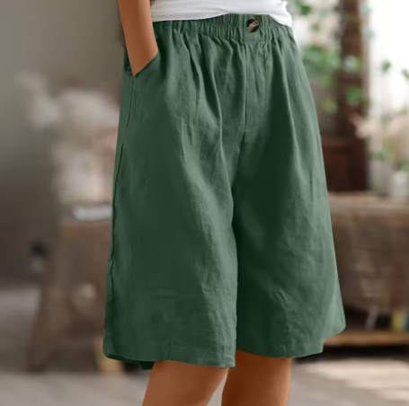 Kvinder i afslappede løse shorts på stranden, nydende sommeren med komfortable strandshorts.