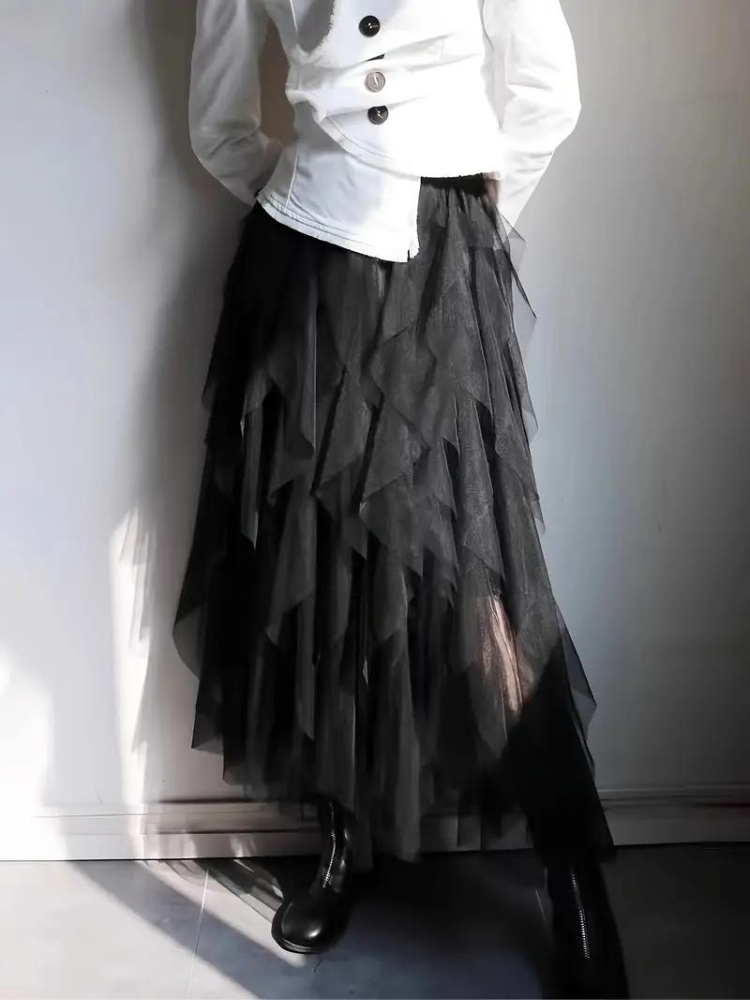 Romantisk kvindernederdel med høj talje og lag-på-lag design. Asymmetrisk midi nederdel, perfekt til fest og sommer.