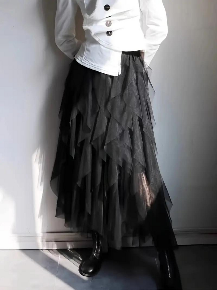 Romantisk kvindernederdel med høj talje og lag-på-lag design. Asymmetrisk midi nederdel, perfekt til fest og sommer.