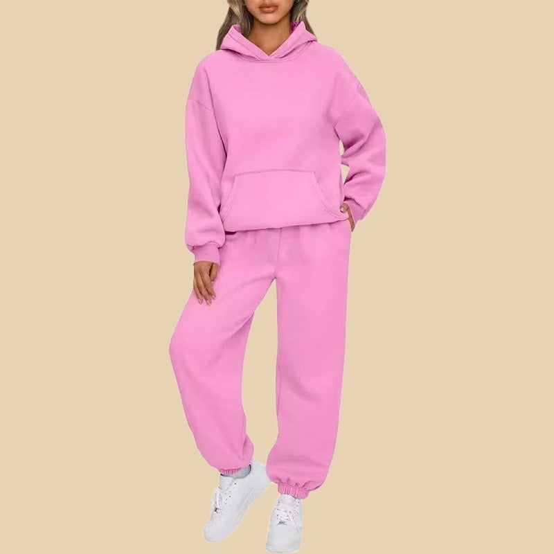 Stilfuldt oversized joggingsæt til kvinder med hættetrøje. Ideelt fritidstøj for et sporty og afslappet look.