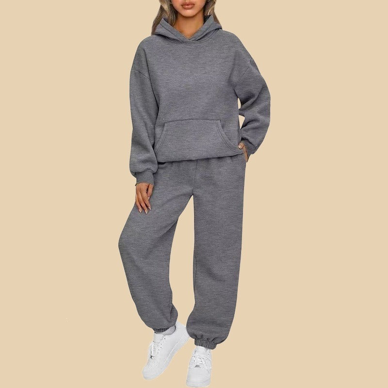 Trendy kvinders oversized hættetrøje og joggingsæt. Et stilfuldt todelt sæt til modebevidst hverdagskomfort.