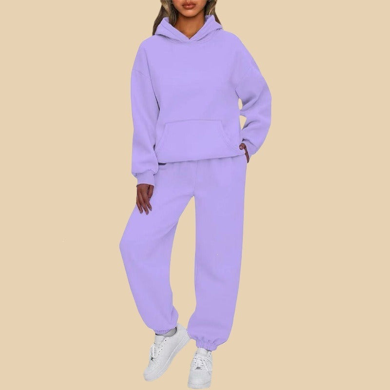 Afslappet og komfortabelt oversized joggingsæt til kvinder. Ideel til fritid, hjemme eller en sporty hverdag.