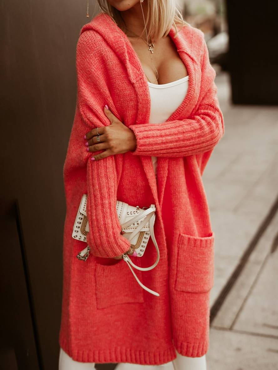 Rygbillede af trendy print på oversized kvinde hættetrøje, perfekt til casual efterårsstil.
