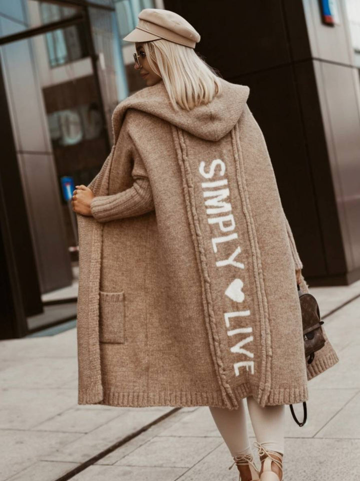 Hætte detalje på en oversized kvinde hættetrøje med trendy print, designet for efterårsbrug.