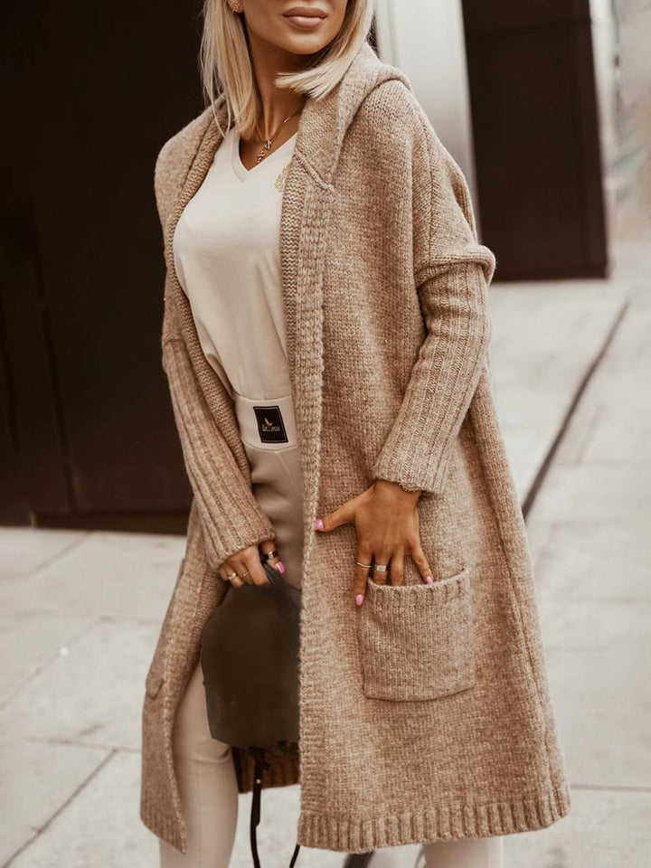 Kvinder bærer casual oversized hættetrøje med print, perfekt til efterår og afslappede dage.