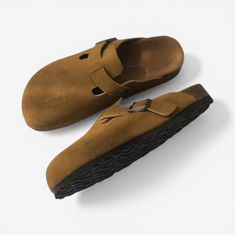 Kvinder Rosie slip-on tøfler i blødt materiale med justerbar spænde. Perfekt komfortable hjemmesko til dame.