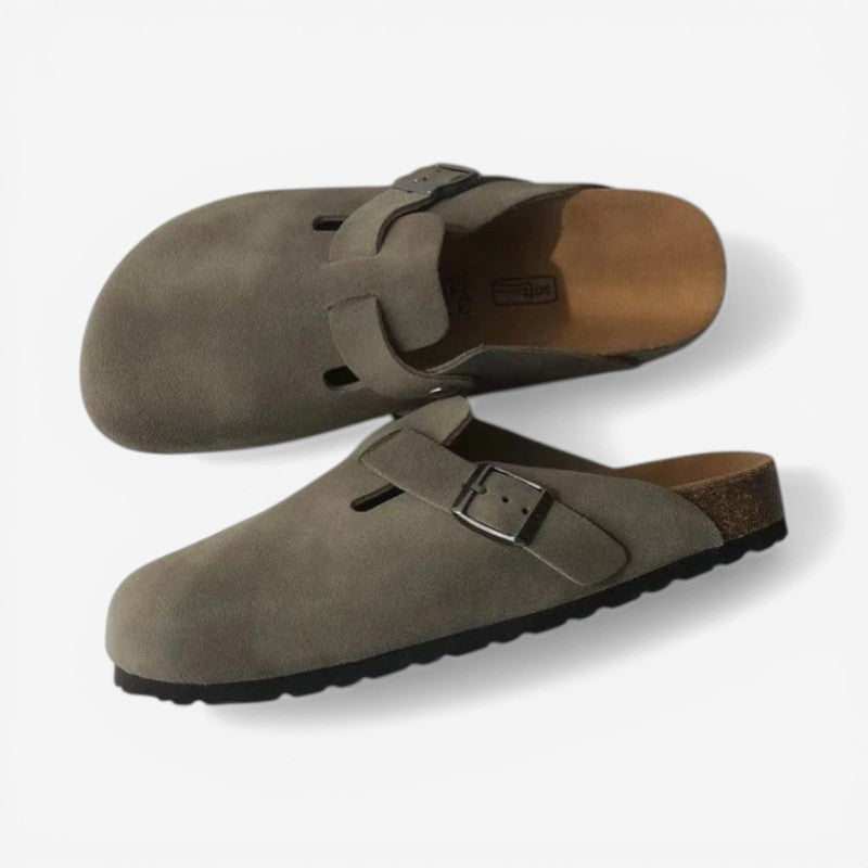 Komfortable Rosie hjemmesko til kvinder med justerbar spænde og slip-on design. Ideel til hverdag.