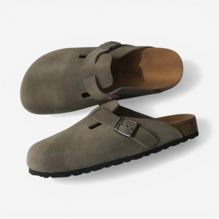 Komfortable Rosie hjemmesko til kvinder med justerbar spænde og slip-on design. Ideel til hverdag.