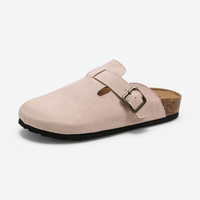 Nærbillede af Rosie kvindetøflens justerbare spænde og bløde overflade. Slip-on design for nem brug.