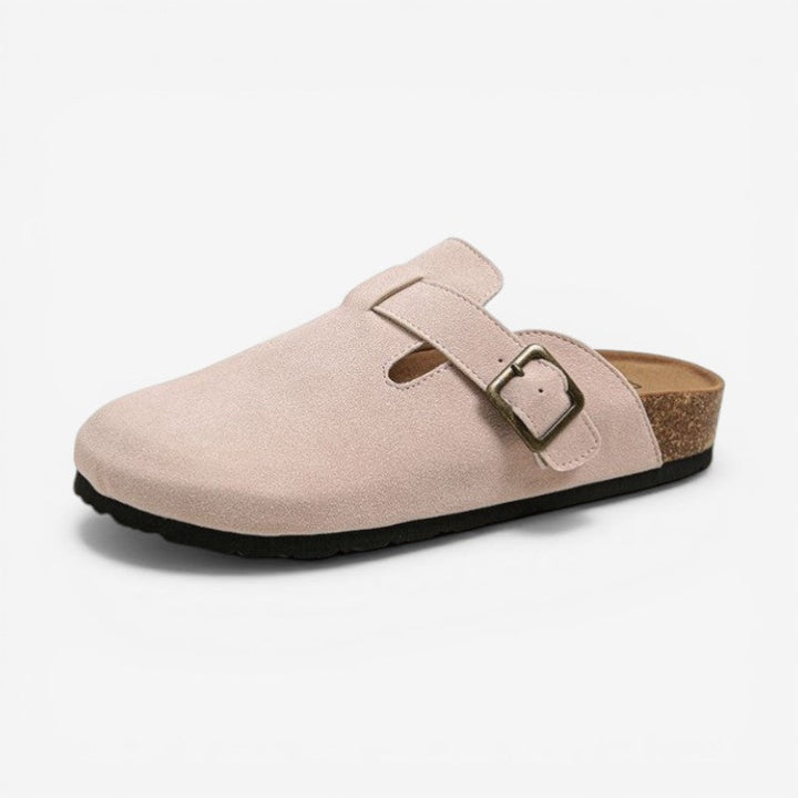 Nærbillede af Rosie kvindetøflens justerbare spænde og bløde overflade. Slip-on design for nem brug.