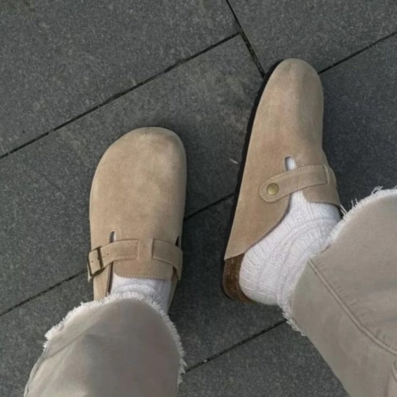 Casual Rosie slip-on tøfler til kvinder, perfekte som komfortable hjemmesko. Med justerbar spænde.