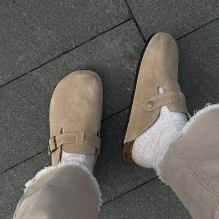 Casual Rosie slip-on tøfler til kvinder, perfekte som komfortable hjemmesko. Med justerbar spænde.