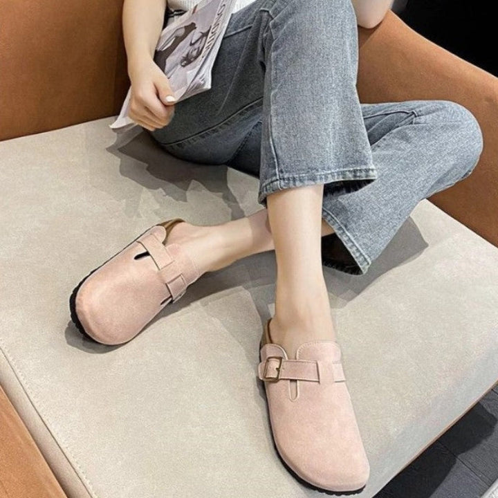 Rosie slip-on tøfler til kvinder med justerbar spænde, designet for ultimativ komfort og hverdagsbrug.