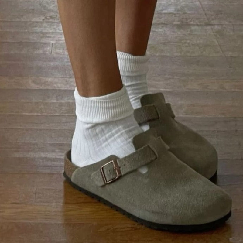 Letvægts Rosie slip-on hjemmesko til kvinder med justerbar spænde for perfekt pasform og komfort.