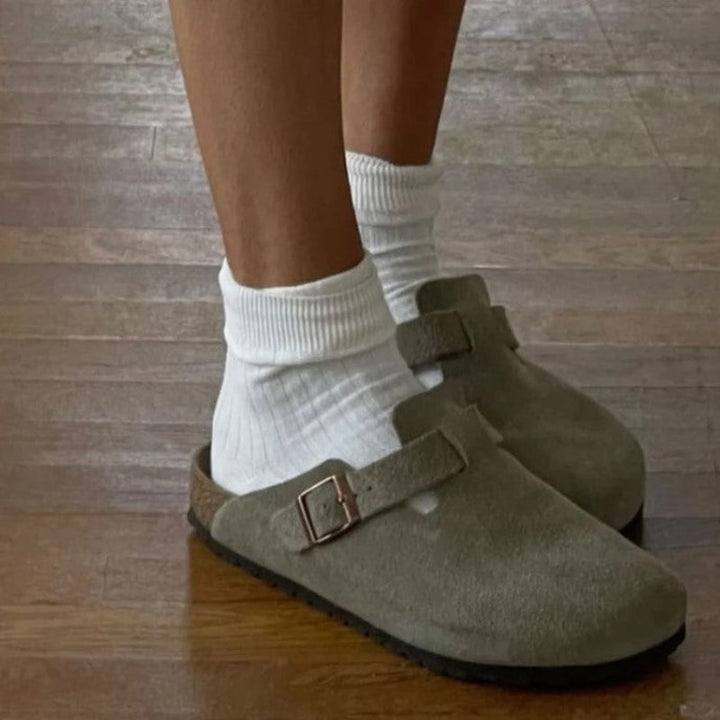 Letvægts Rosie slip-on hjemmesko til kvinder med justerbar spænde for perfekt pasform og komfort.