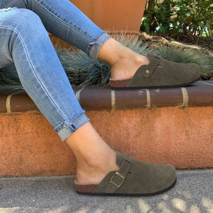 Moderne Rosie kvinde tøfler i slip-on stil med en justerbar spænde for øget komfort og stil.