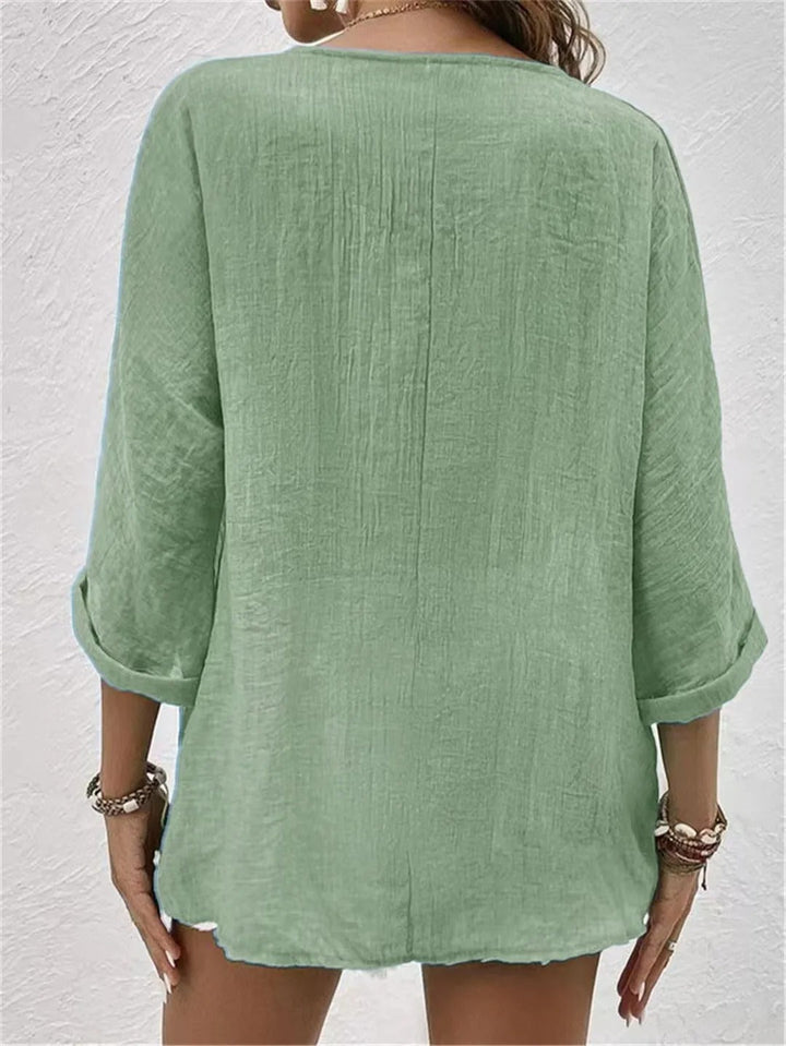 Lilla kvinders komfortable casual skjorte med knapper. Alsidig bluse i løs pasform, ideel til hverdagsmode.