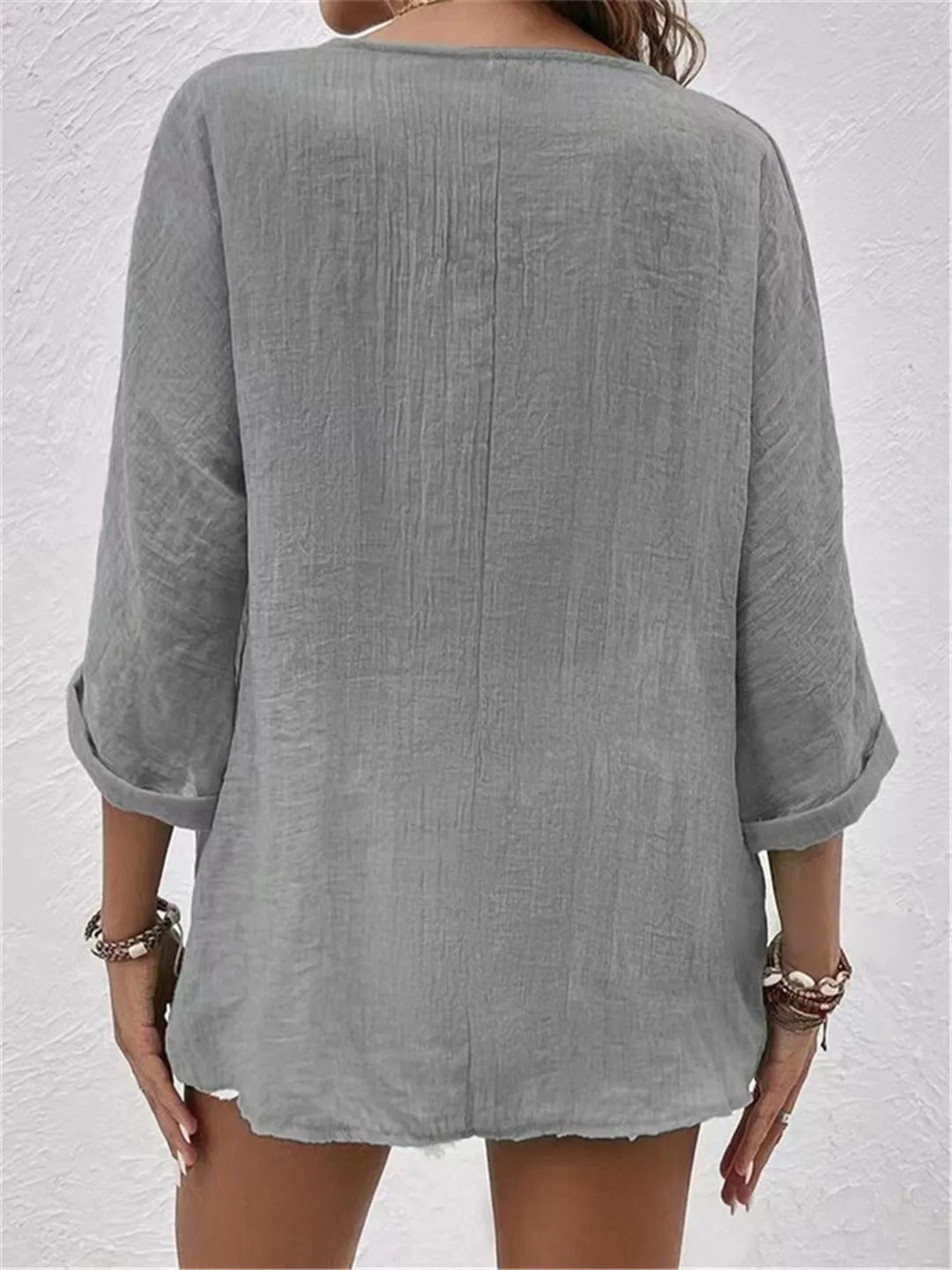 Blå komfortabel kvinders casual skjorte med knapper. Løspasform bluse, alsidig til hverdagsstil og mode.