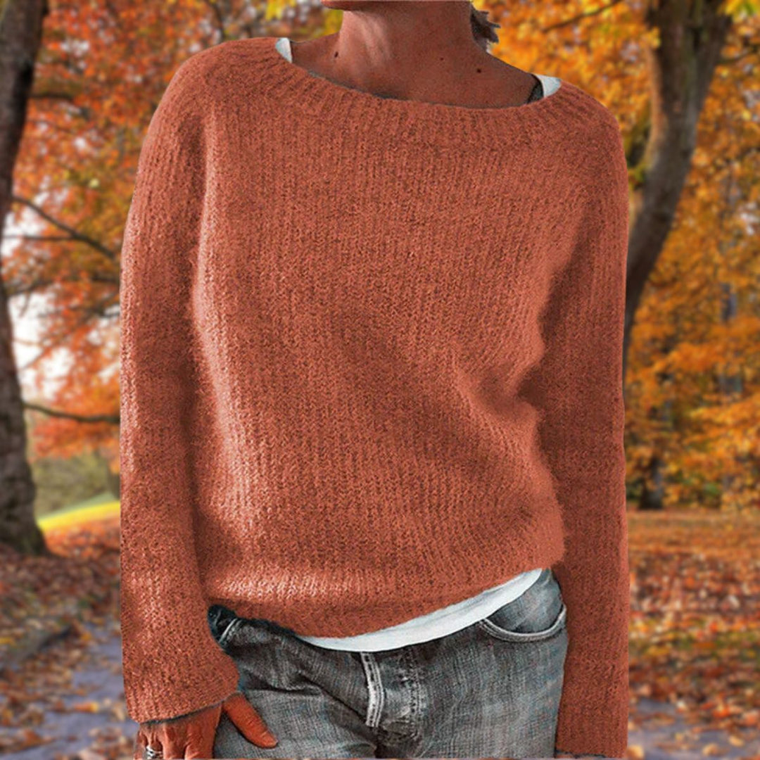 Moderigtig kvindestriktrøje med afslappet pasform; en alsidig sweater til moderne kvinders stil.