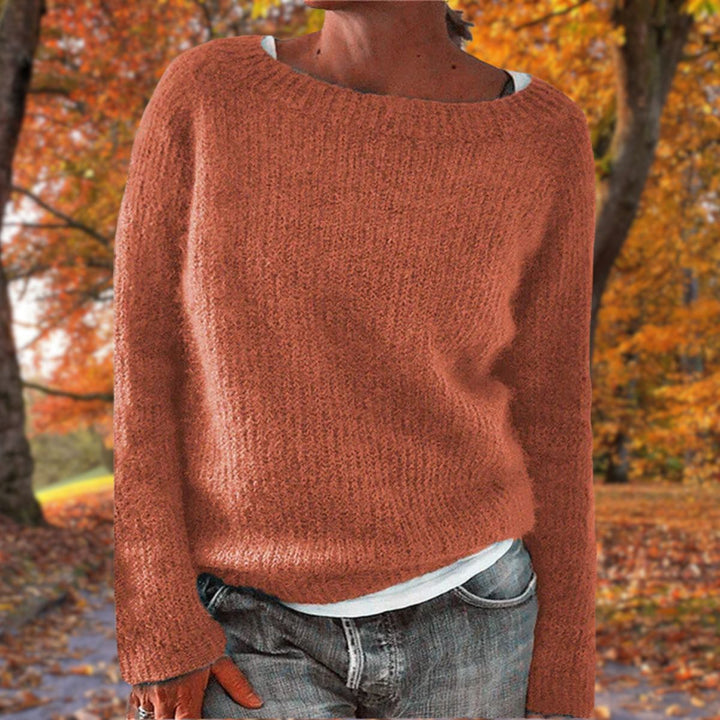 Moderigtig kvindestriktrøje med afslappet pasform; en alsidig sweater til moderne kvinders stil.
