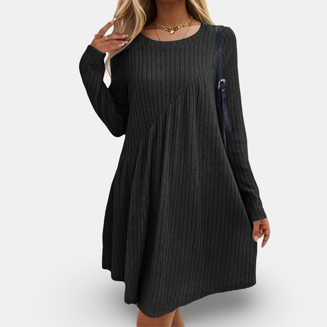 Blød Karla kjole til kvinder. Langærmet, alsidig og moderne. Perfekt som casual eller elegant efterårskjole.