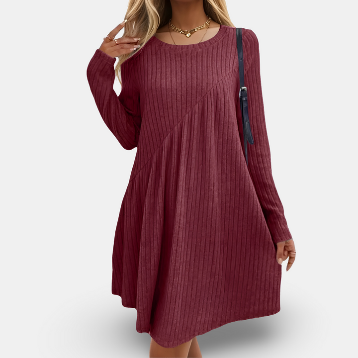 Langærmet Karla damekjole i blødt stof. Behagelig vinterkjole med tidløs og elegant stil for kvinder.