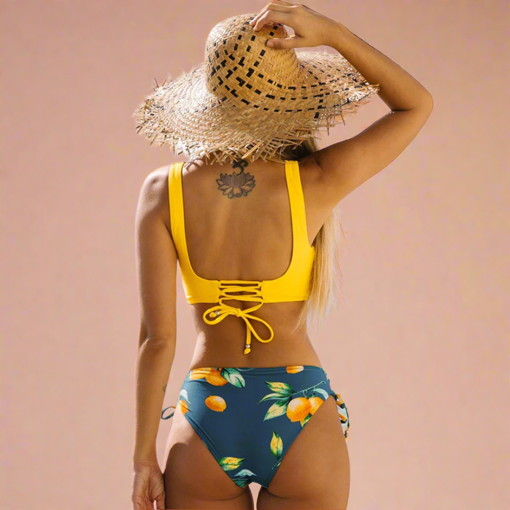 Stilrent bikinisæt til damer med en smigrende wrap top, perfekt til solrige sommeroplevelser.
