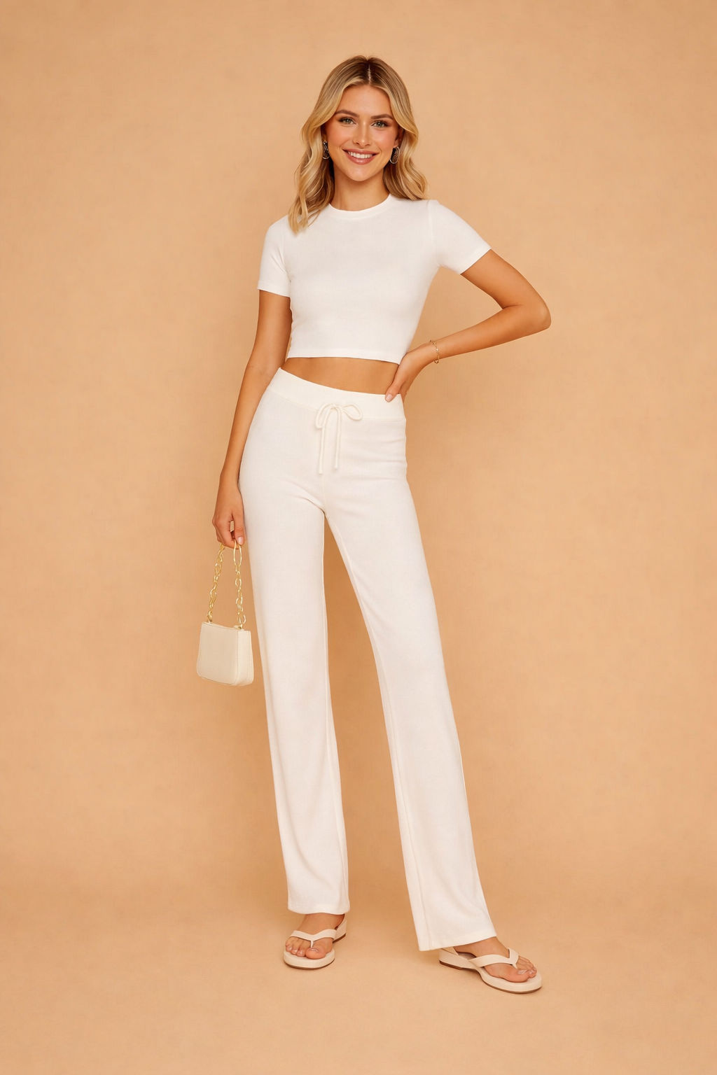Damesæt: Afslappet todelt sæt med stilren crop top og højtaljede bukser. Perfekt til et moderne look.
